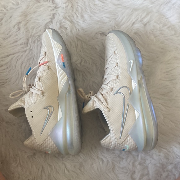 Lebron 17 Low Easter - Picture 5 of 5